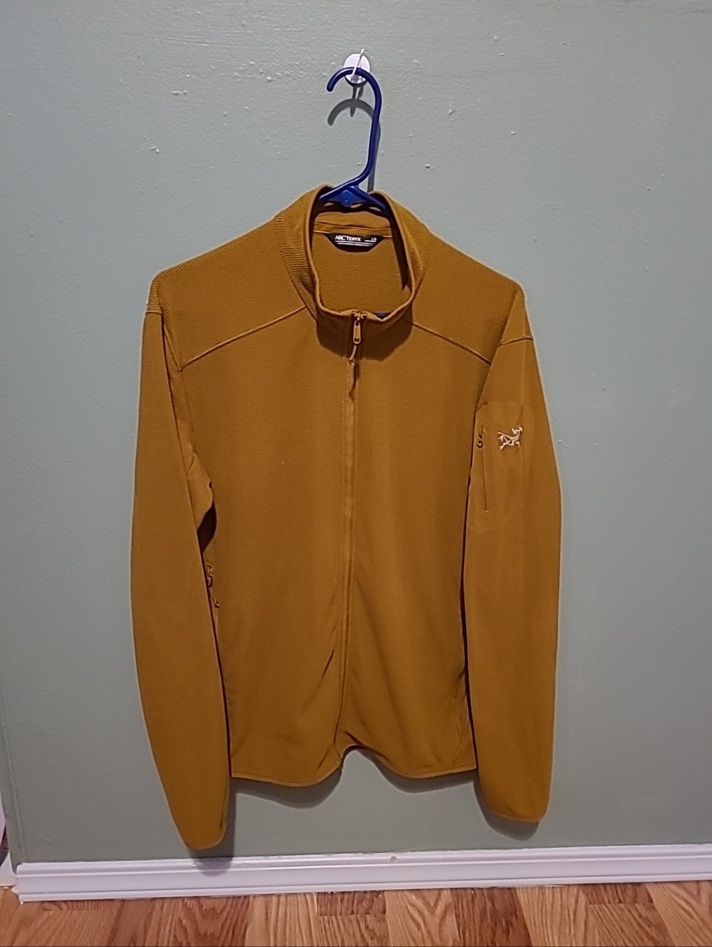 Arc'teryx Men's Lightweight Zip Jacket in Mustard Yellow Size Large